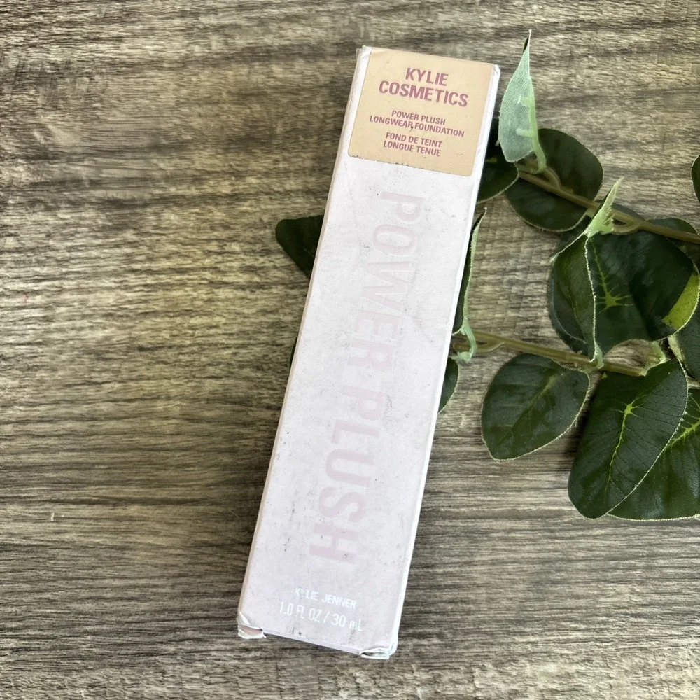 KYLIE COSMETICS POWER PLUSH FOUNDATION IN 2C